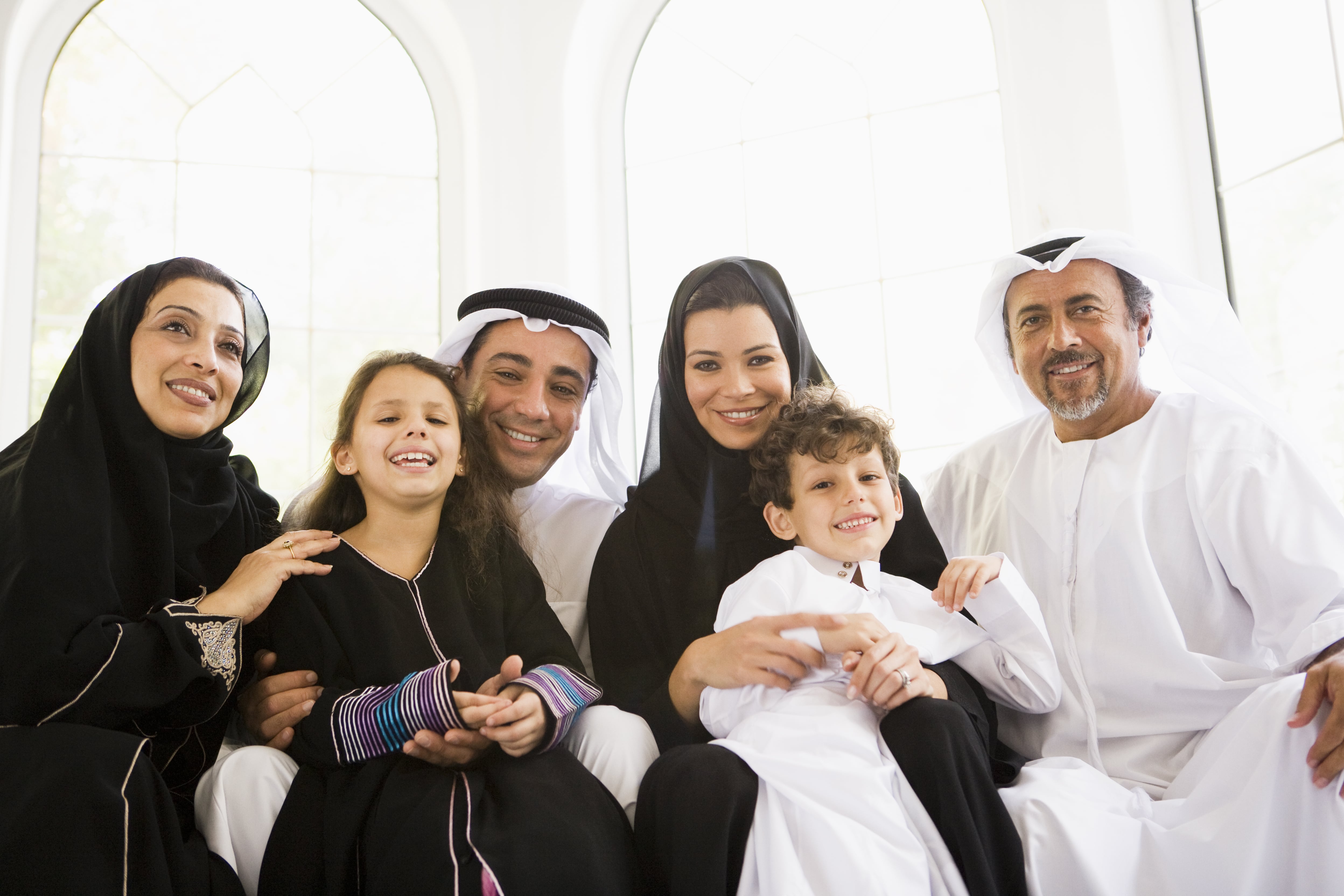 Больше мусульман живет. Мусульманская семья. Арабская семья. Семья в арабских Эмиратах. Большая семья мусульман.